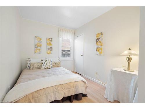 11 Parkwood Drive, St. Catharines, ON - Indoor Photo Showing Bedroom