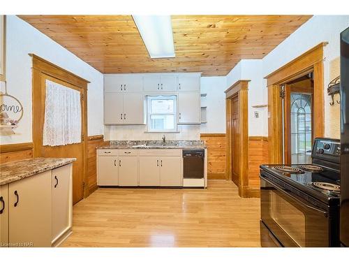 5835 Symmes Street, Niagara Falls, ON - Indoor Photo Showing Kitchen