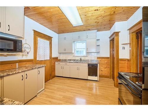 5835 Symmes Street, Niagara Falls, ON - Indoor Photo Showing Kitchen