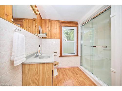 5835 Symmes Street, Niagara Falls, ON - Indoor Photo Showing Bathroom