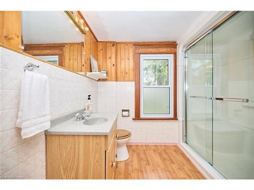 5835 Symmes Street, Niagara Falls, ON - Indoor Photo Showing Bathroom