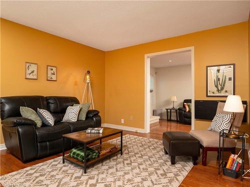 5 Grange Crescent, Niagara-On-The-Lake, ON - Indoor Photo Showing Living Room