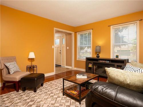 5 Grange Crescent, Niagara-On-The-Lake, ON - Indoor Photo Showing Living Room