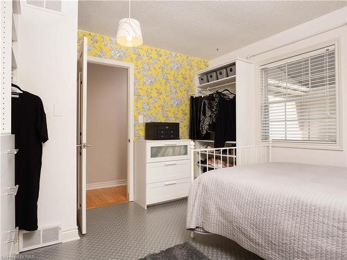 5 Grange Crescent, Niagara-On-The-Lake, ON - Indoor Photo Showing Bedroom