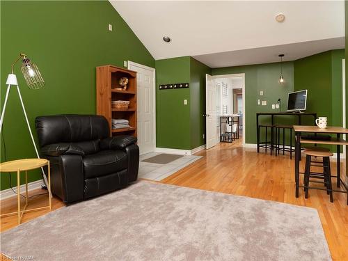 5 Grange Crescent, Niagara-On-The-Lake, ON - Indoor Photo Showing Living Room