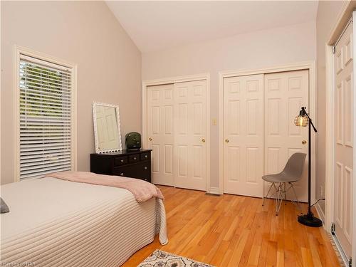 5 Grange Crescent, Niagara-On-The-Lake, ON - Indoor Photo Showing Bedroom