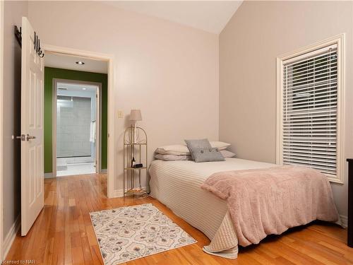 5 Grange Crescent, Niagara-On-The-Lake, ON - Indoor Photo Showing Bedroom