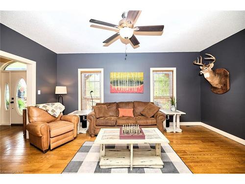 736 Chantler Road, Pelham, ON - Indoor Photo Showing Living Room