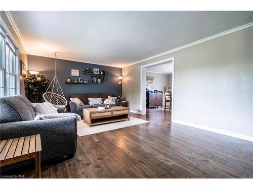 480 South Pelham Road, Welland, ON - Indoor Photo Showing Living Room