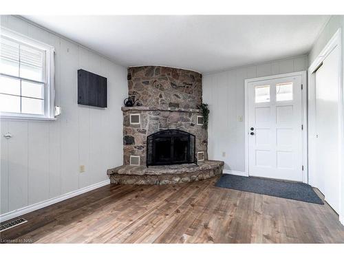 480 South Pelham Road, Welland, ON - Indoor Photo Showing Living Room With Fireplace