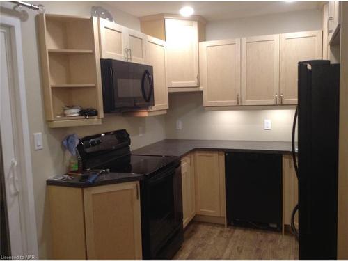 32 Dianne Drive, St. Catharines, ON - Indoor Photo Showing Kitchen