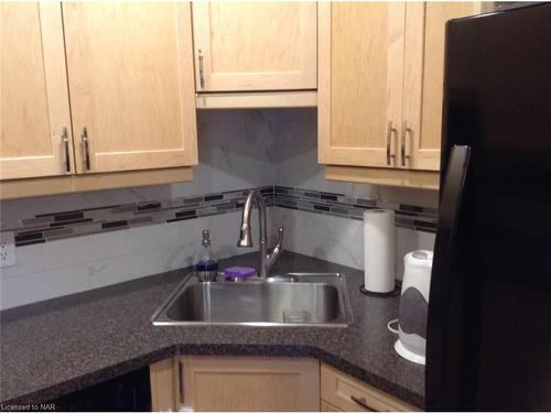 32 Dianne Drive, St. Catharines, ON - Indoor Photo Showing Kitchen With Double Sink