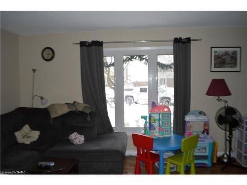 32 Dianne Drive, St. Catharines, ON - Indoor Photo Showing Living Room