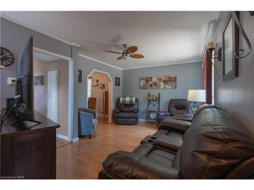 51 Wallace Avenue S, Welland, ON - Indoor Photo Showing Living Room