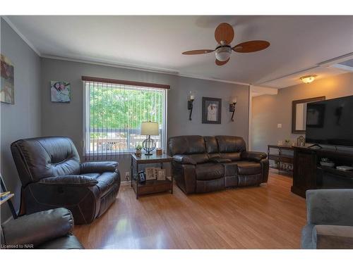 51 Wallace Avenue S, Welland, ON - Indoor Photo Showing Living Room