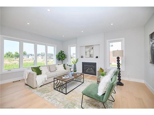 25 Alicia Crescent, Thorold, ON - Indoor Photo Showing Living Room With Fireplace