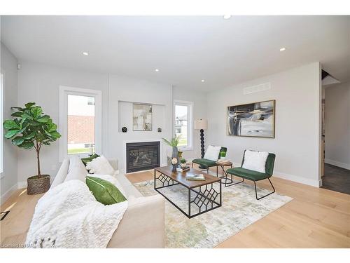 25 Alicia Crescent, Thorold, ON - Indoor Photo Showing Living Room With Fireplace