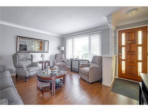 37 Bowden Street, Fort Erie, ON - Indoor Photo Showing Living Room