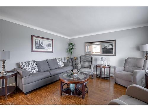 37 Bowden Street, Fort Erie, ON - Indoor Photo Showing Living Room