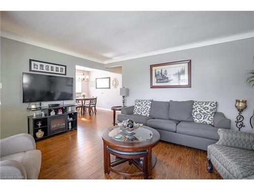 37 Bowden Street, Fort Erie, ON - Indoor Photo Showing Living Room