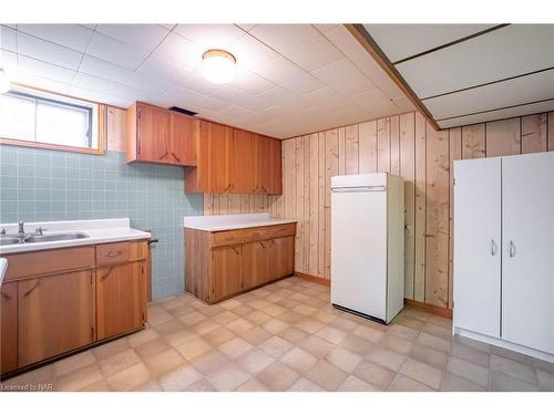 37 Bowden Street, Fort Erie, ON - Indoor Photo Showing Kitchen