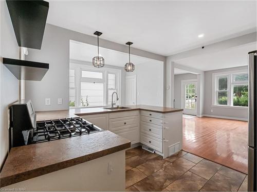 430 Ridge Road N, Fort Erie, ON - Indoor Photo Showing Kitchen