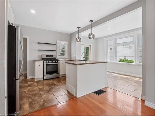 430 Ridge Road N, Fort Erie, ON - Indoor Photo Showing Kitchen