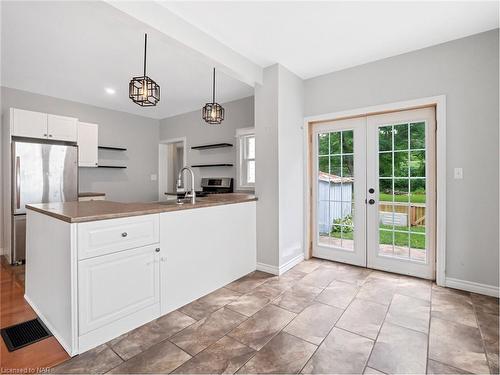 430 Ridge Road N, Fort Erie, ON - Indoor Photo Showing Kitchen