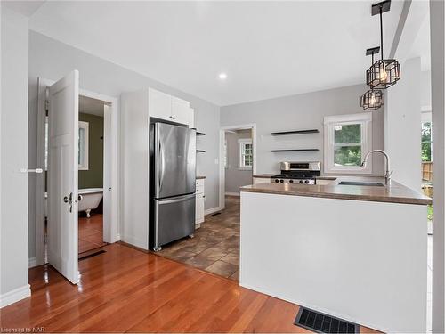 430 Ridge Road N, Fort Erie, ON - Indoor Photo Showing Kitchen