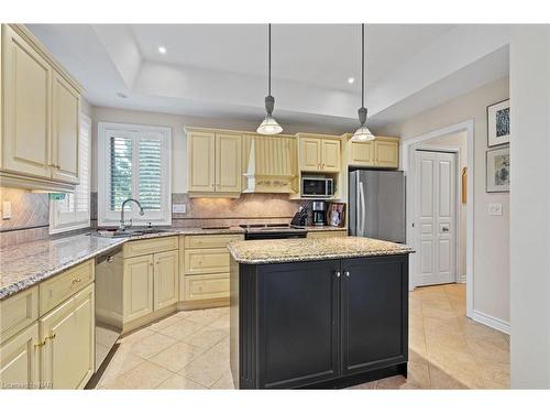 2 Chardonnay Place, Niagara-On-The-Lake, ON - Indoor Photo Showing Kitchen With Upgraded Kitchen