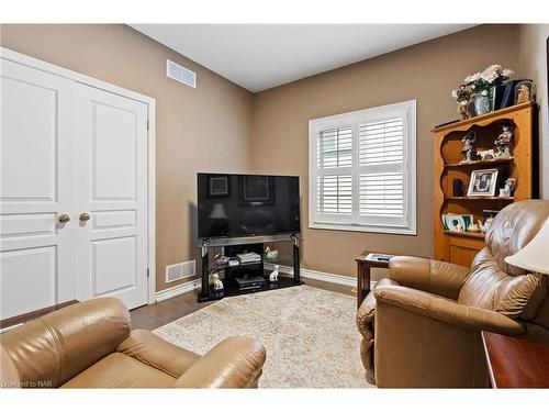 2 Chardonnay Place, Niagara-On-The-Lake, ON - Indoor Photo Showing Living Room