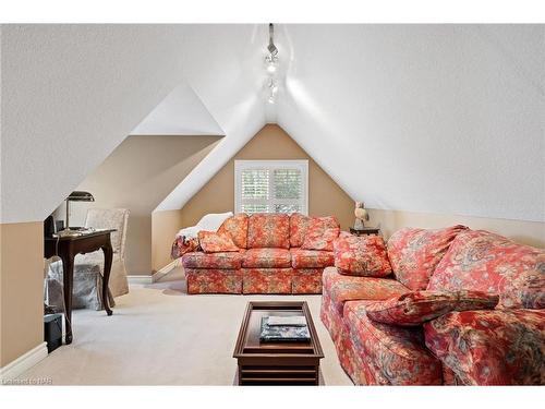 2 Chardonnay Place, Niagara-On-The-Lake, ON - Indoor Photo Showing Living Room