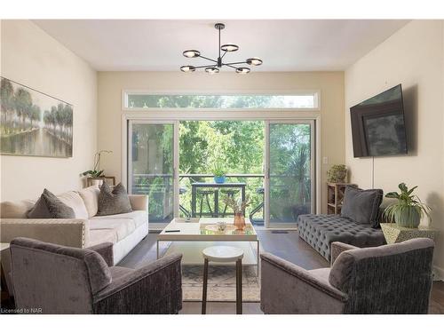 1647 Gregory Road, St. Catharines, ON - Indoor Photo Showing Living Room