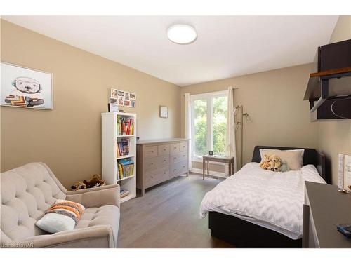 1647 Gregory Road, St. Catharines, ON - Indoor Photo Showing Bedroom