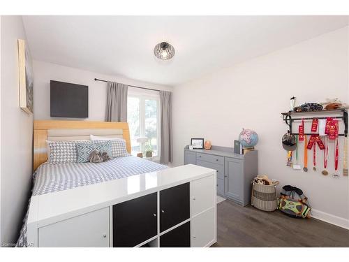 1647 Gregory Road, St. Catharines, ON - Indoor Photo Showing Bedroom