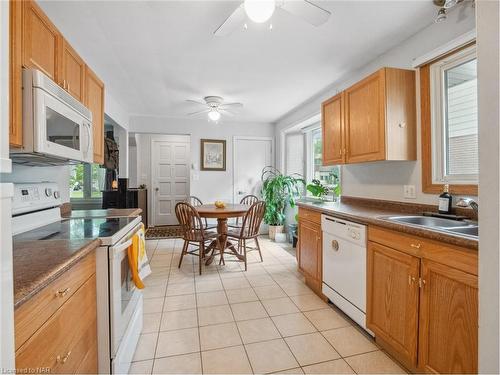 6772 Wilinger Street, Niagara Falls, ON - Indoor Photo Showing Kitchen With Double Sink