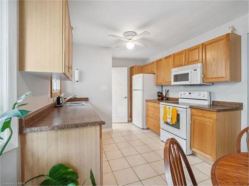 6772 Wilinger Street, Niagara Falls, ON - Indoor Photo Showing Kitchen With Double Sink