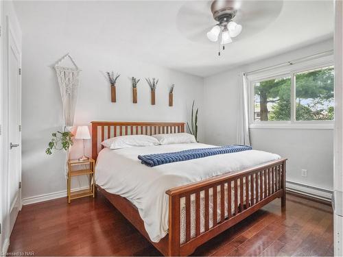 6772 Wilinger Street, Niagara Falls, ON - Indoor Photo Showing Bedroom