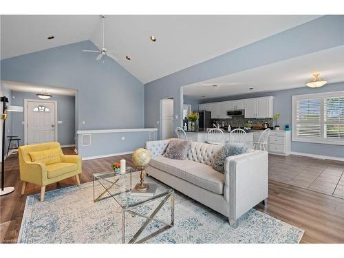 353 South Pelham Road, Welland, ON - Indoor Photo Showing Living Room