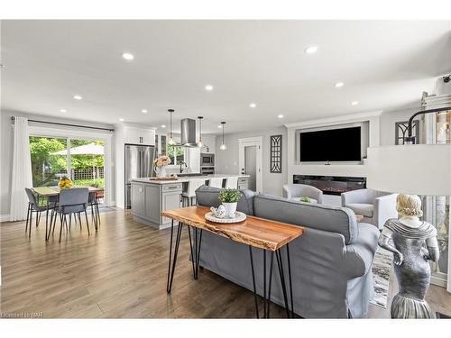 5 Loyalist Court, Niagara-On-The-Lake, ON - Indoor Photo Showing Living Room