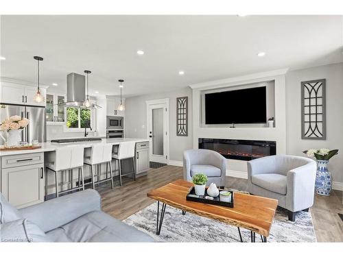 5 Loyalist Court, Niagara-On-The-Lake, ON - Indoor Photo Showing Living Room