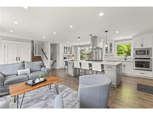 5 Loyalist Court, Niagara-On-The-Lake, ON - Indoor Photo Showing Living Room