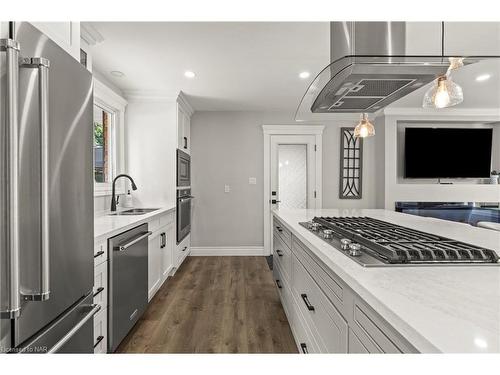 5 Loyalist Court, Niagara-On-The-Lake, ON - Indoor Photo Showing Kitchen With Stainless Steel Kitchen With Upgraded Kitchen