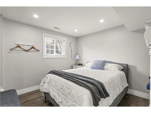 5 Loyalist Court, Niagara-On-The-Lake, ON - Indoor Photo Showing Bedroom