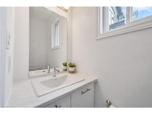 7864 Seabiscuit Drive, Niagara Falls, ON - Indoor Photo Showing Bathroom