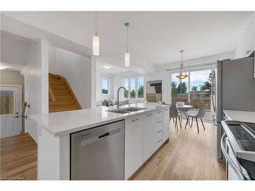 7864 Seabiscuit Drive, Niagara Falls, ON - Indoor Photo Showing Kitchen With Double Sink With Upgraded Kitchen