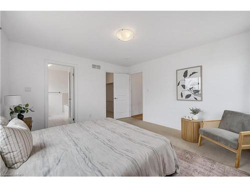 7864 Seabiscuit Drive, Niagara Falls, ON - Indoor Photo Showing Bedroom