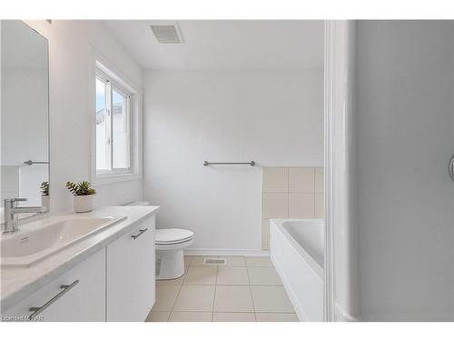 7864 Seabiscuit Drive, Niagara Falls, ON - Indoor Photo Showing Bathroom