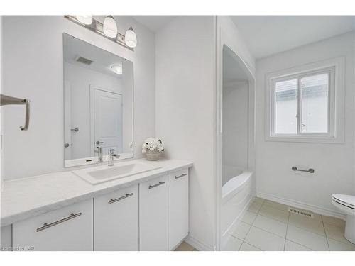 7864 Seabiscuit Drive, Niagara Falls, ON - Indoor Photo Showing Bathroom