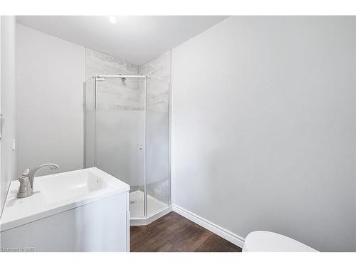 7864 Seabiscuit Drive, Niagara Falls, ON - Indoor Photo Showing Bathroom